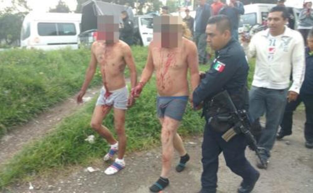 Golpean y desnudan a dos presuntos ladrones en Ecatepec