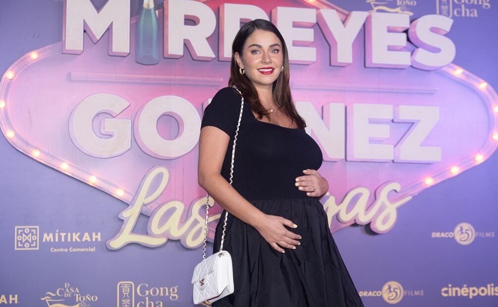 Claudia Martín luce su embarazo en la premier de “Mirreyes vs Godinez: Las Vegas”. Foto : Edgar Negrete/Clasos.com.mx