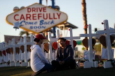 Sobrevivir a masacre de Las Vegas dependió de la suerte y los buenos samaritanos