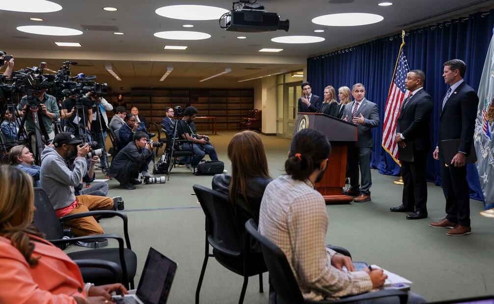 Autoridades de EU realizan conferencia del caso de Michael Jeffries. Foto: EFE