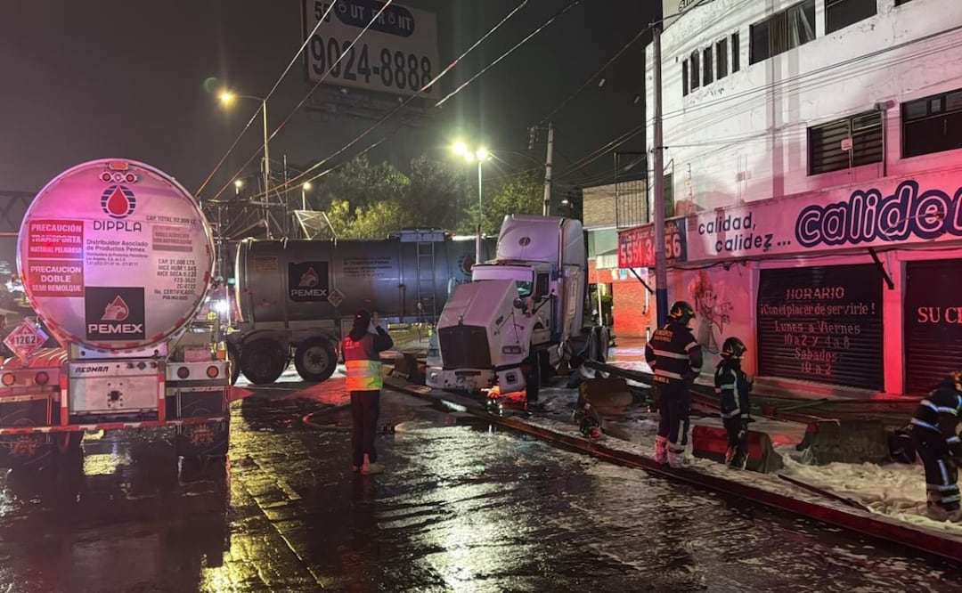 Pipa de PEMEX choca contra muro de contención en la Gustavo A. Madero. Foto: Juan Carlos Williams