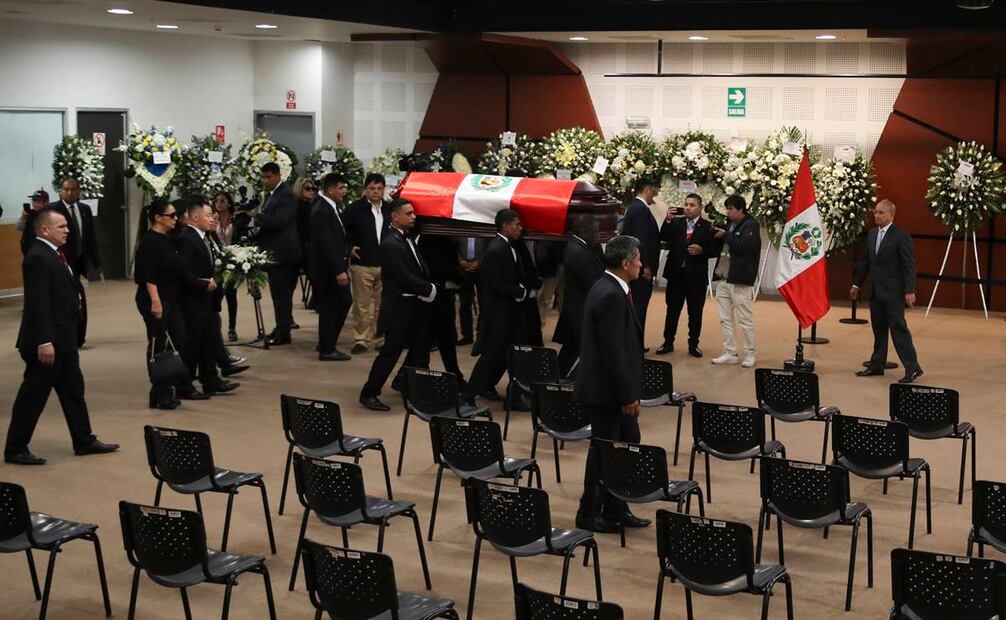 Al ubicar su féretro en el salón Nazca del Ministerio de Cultura, sus familiares se despidieron de él. Foto: EFE