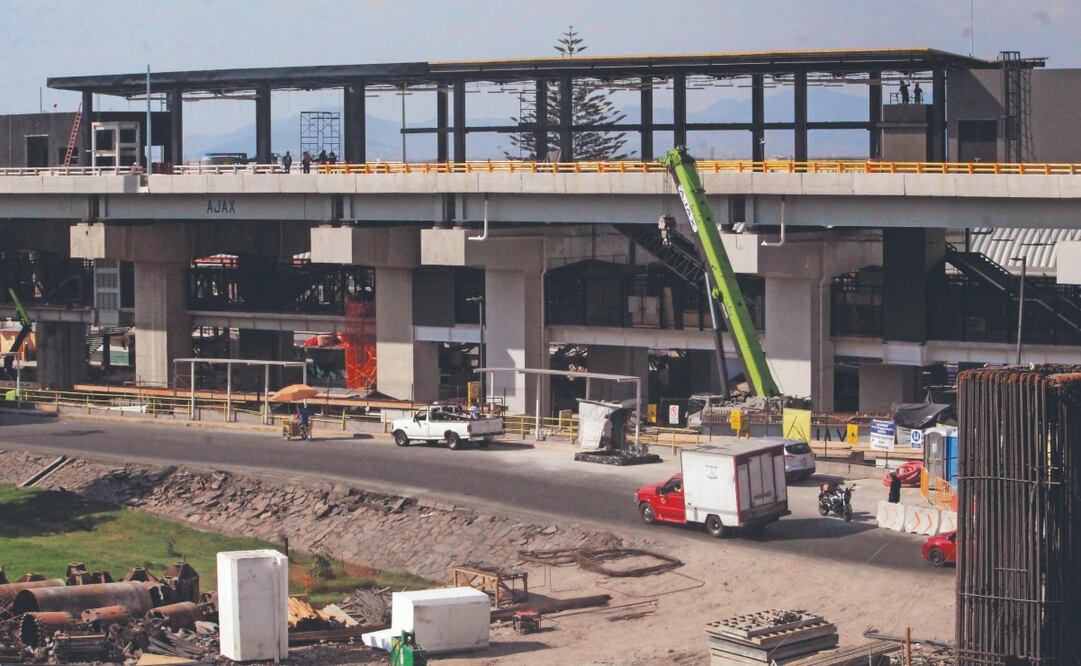 Avanzan en trabajos de construcción del Trolebús en el paradero de Santa Martha, el cual conecta a Constitución de 1917. Foto: de LUIS CAMACHO. EL UNIVERSAL