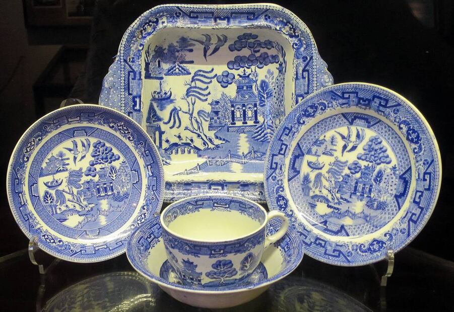 El patrón de sauce no se limita a platos redondos. Tazas, platos soperos y hasta bandejas de porcelana cuentan la popular historia de los enamorados. En la charola de la imagen, gracias al espacio, se aprecia mejor el sauce, en medio del diseño. Wikimedia Commons.