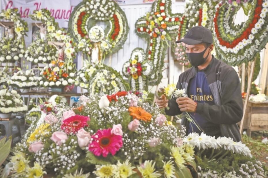"Si no te mata el virus, lo hace el hambre": Floristas ven crecer sus ventas... y contagios