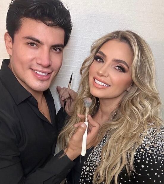 Angélica Rivera reaparece y su maquillaje la hace lucir de 20