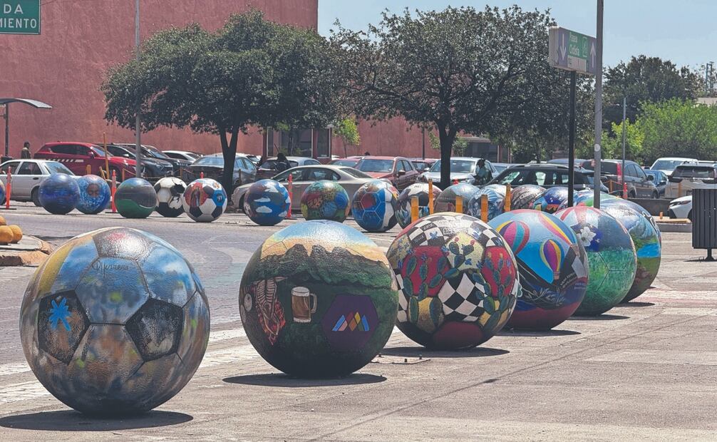 Frente al Palacio Municipal pusieron esferas de concreto pintadas por artistas con diseños inspirados en el futbol.