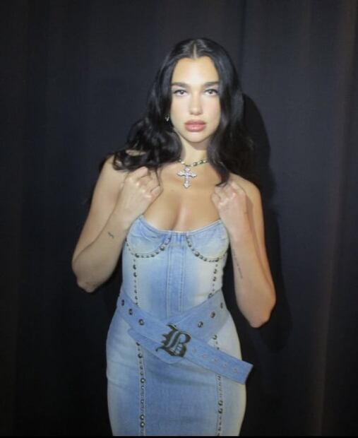 Dua Lipa muestra cómo lucir una chamarra larga esta temporada