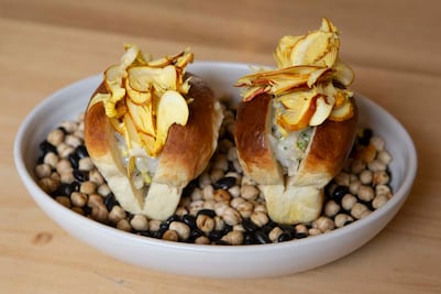 Prepara una tosta de pan brioche y callo de hacha