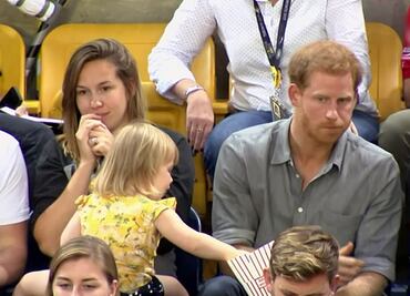 Video. Niña "roba" palomitas al príncipe Harry y se vuelve viral