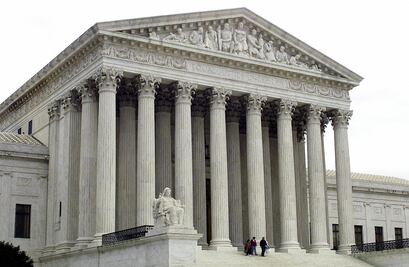 Suprema Corte relaja un poco veto migratorio de Trump