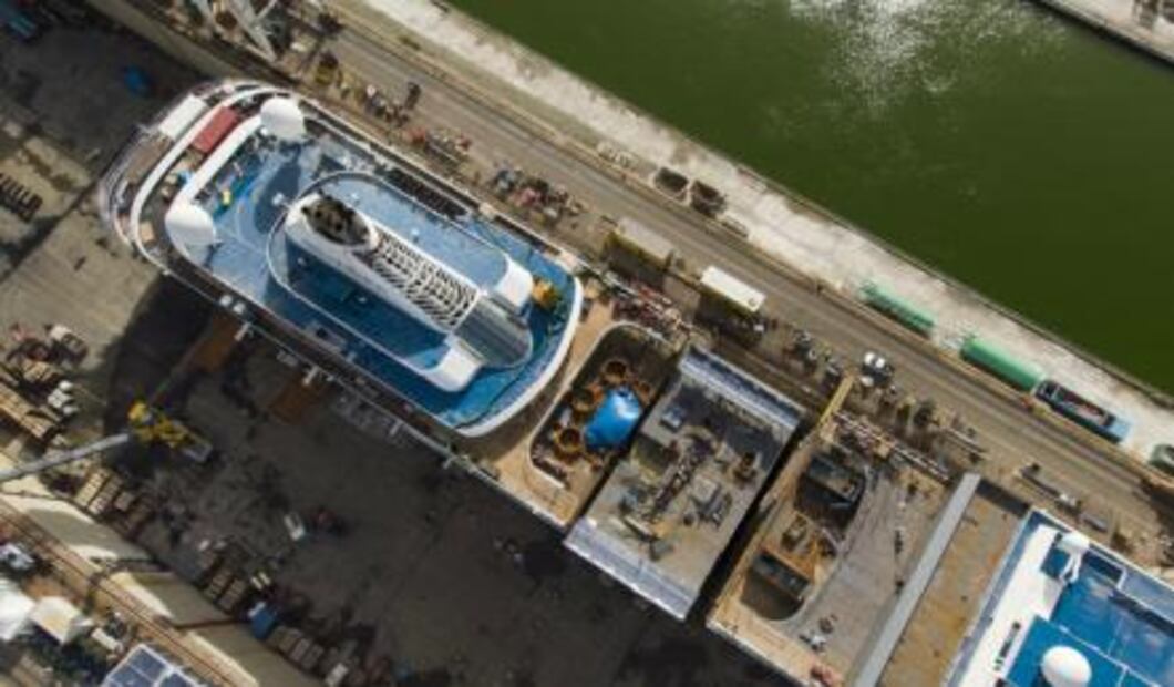 Un barco fue partido a la mitad con láser