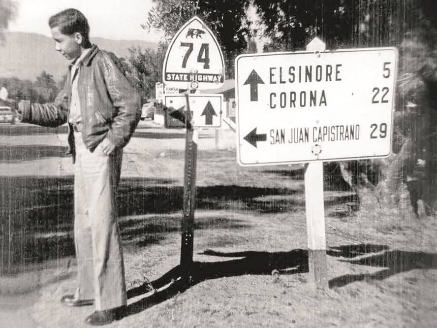 Salvador Elizondo en la carretera a Elsinore tras su graduación (IMÁGENES CORTESÍA DE EL COLEGIO NACIONAL)