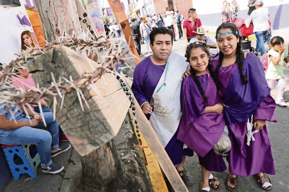 El señor Agustín Marqués participa como nazareno desde hace 13 años y en esta ocasión lo acompañaron sus hijas Katia y Katerine. (JUAN BOITES. ELUNIVERSAL)