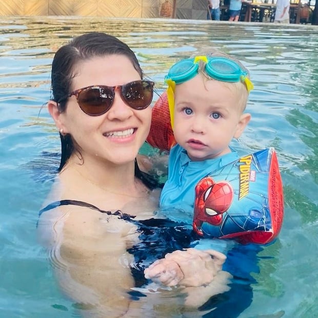 Oliver en brazos de su madre Laura, durante sus vacaciones en Ixtapa Zihuatanejo, días antes del accidente automovilístico que lo dejó inmovilizado. Foto: Cortesía Familia Staub-García