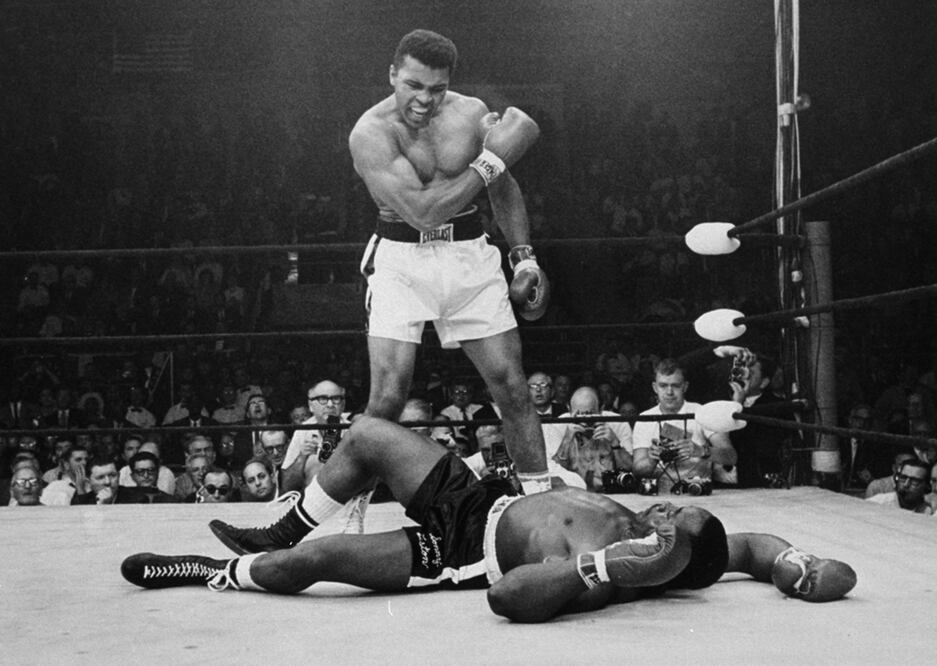Muhammad Ali, el indómito campeón peso completo cuyos demoledores golpes y avasalladora personalidad transformaron el deporte y le hicieron una superestrella mundial, falleció a la edad de 74 años.