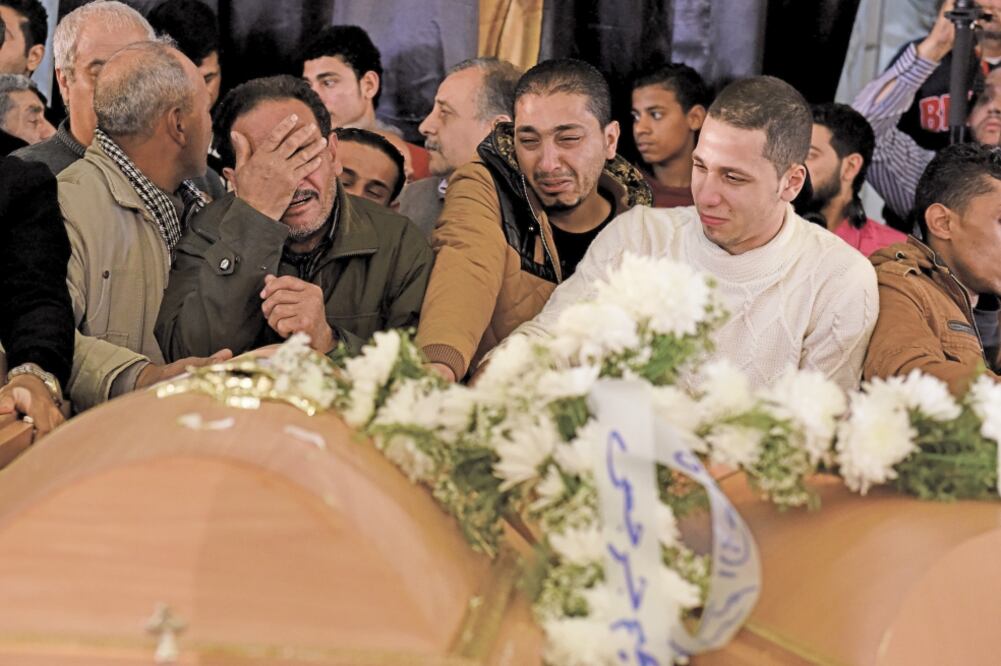 Familiares lloran durante el funeral de las víctimas del ataque del domingo en la iglesia de San Mina, en Alejandría, Egipto. (ZHAO DINGZHE. XINHUA)