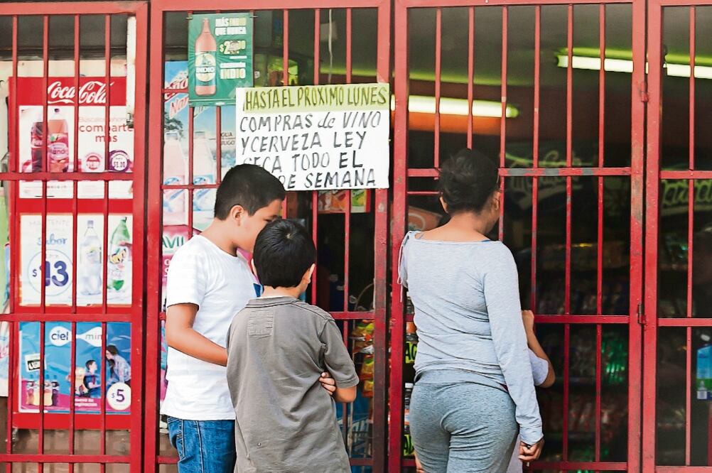 Los locatarios de la alcaldía afirman que quienes quieren beber alcohol van a otros expendios para surtirse, lo que afecta las ganancias. / ARCHIVO EL UNIVERSAL