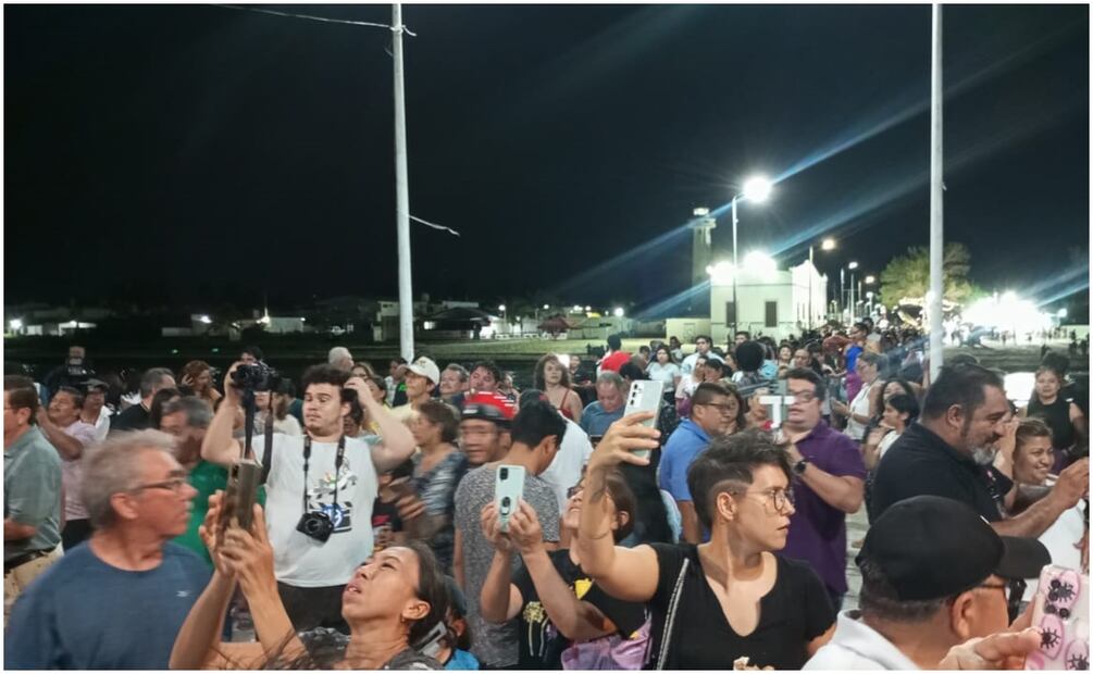 La gente de Telchac Puerto en Yucatán presenció la instalación de la estatua de Chaac. Foto: Especial
