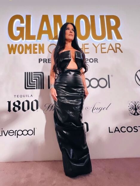 Martha Debayle impacta en vestido de piel y escote profundo a sus 55 años