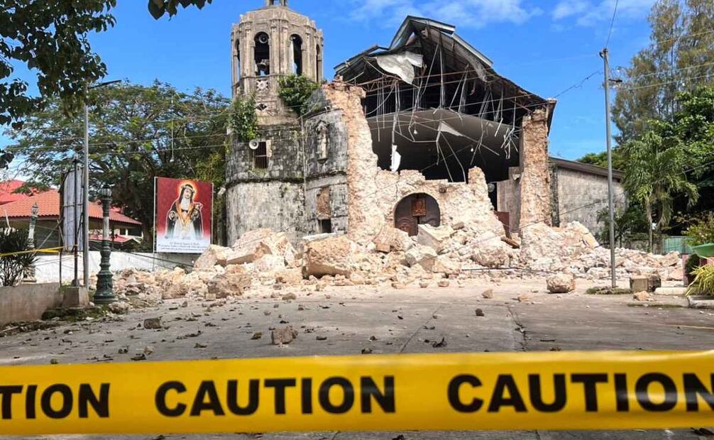 La gente toma fotografías frente a una iglesia dañada tras un terremoto en la ciudad de Bogo, isla de Cebú, Filipinas, el 1 de octubre de 2025. Un terremoto de magnitud 6,9 golpeó la costa de la isla de Cebú a última hora del 30 de septiembre, con epicentro en la ciudad de Bogo, matando a más de 60 personas, según la Oficina Provincial de Reducción y Gestión de Riesgos de Desastres de Cebú (PDRRMO). Foto: EFE