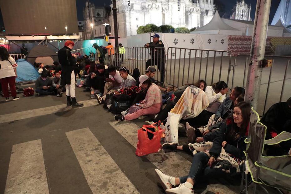 Más de un centenar de personas acampan en las inmediaciones del zócalo capitalino para el concierto de Rosalía. Foto: Juan Boites