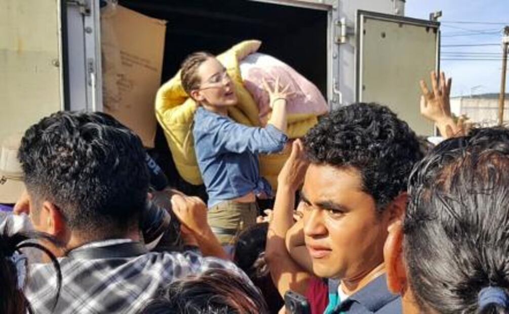 Belinda recorre en Jojutla zona siniestrada por el 19-S