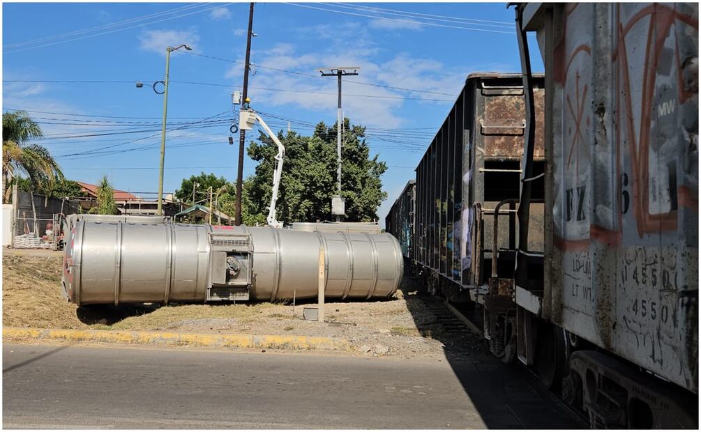 Tractocamión que transportaba combustible se impacta contra ferrocarril en Sinaloa (21/01/2025). Foto: Cortesía