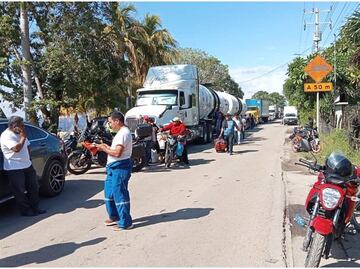 Con palos y piedras, bloquean carretera en Campeche por más de 20 horas; exigen reparación de baches