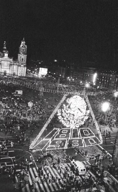 Iluminación en el Zócalo Capitalino para la celebración del 170 aniversario de la Independencia, el 15 de septiembre de 1980, bajo la presidencia de José López Portillo. Foto: Francisco King/Archivo EL UNIVERSAL.