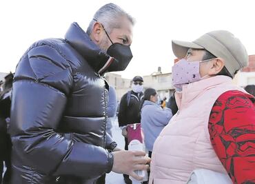 Chamarrita francesa para el edil y cobijas de PET para el pueblo
