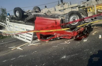 Mueren 4 personas en volcadura de camioneta sobre Circuito Exterior Mexiquense