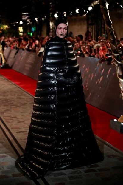 Ezra Miller lleva vestido de plumas a la alfombra roja ¿y cuál es el problema?