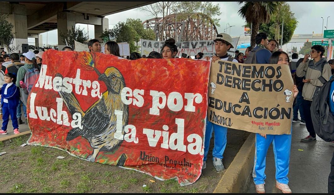 Profesores y estudiantes de varios planteles, bloquean ambos sentidos de la Vía Morelos, a la altura del Puente de Fierro, para exigir al gobierno estatal  el cumplimiento de acuerdos. Foto: especial