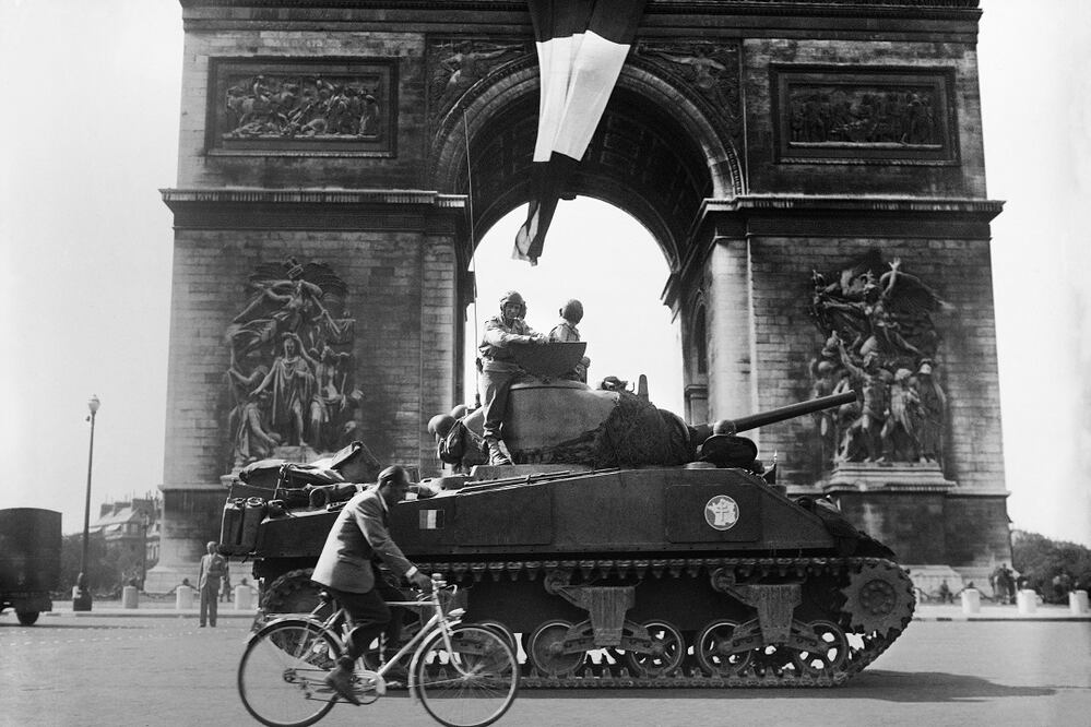 Un tanque Sherman M4 de la 2.ª División Acorazada francesa cruza la Place de l'Etoile frente al Arco de Triunfo, el 31 de agosto de 1944 en París. Foto: AFP