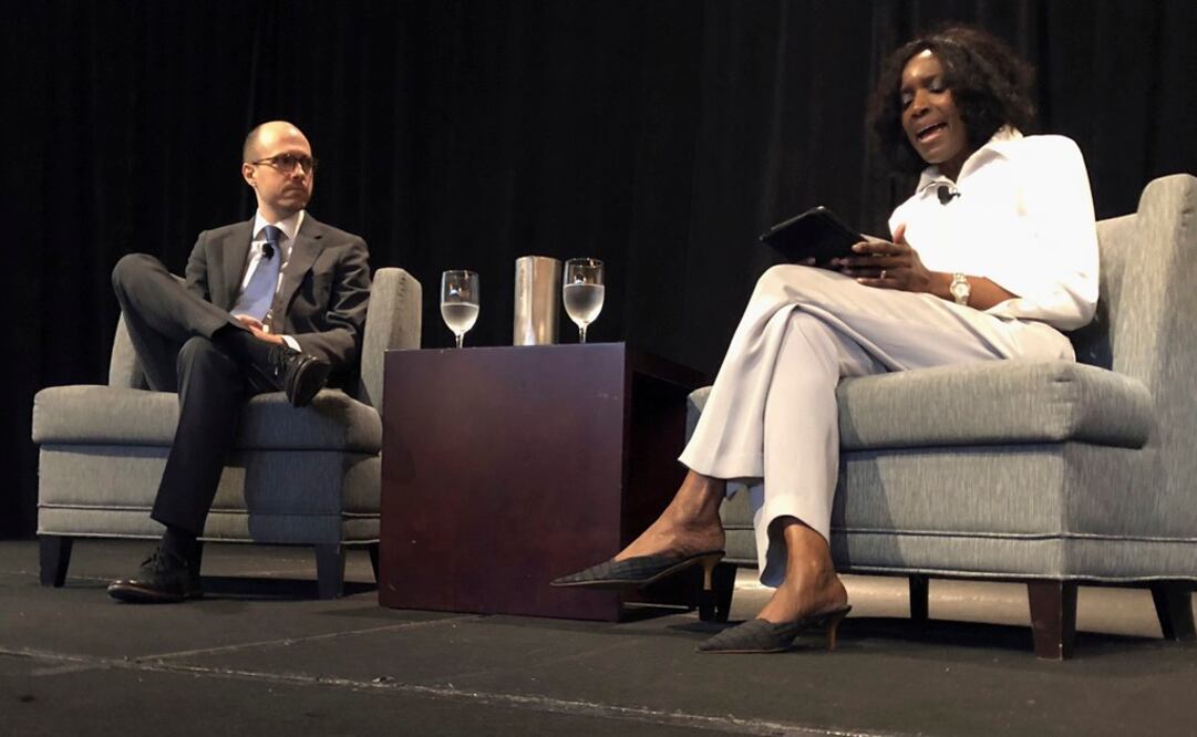 El editor A.G. Sulzberger y Nancy Ancrum, editora del Miami Herald, durante un encuentro una conferencia en Texas (Foto: AP)