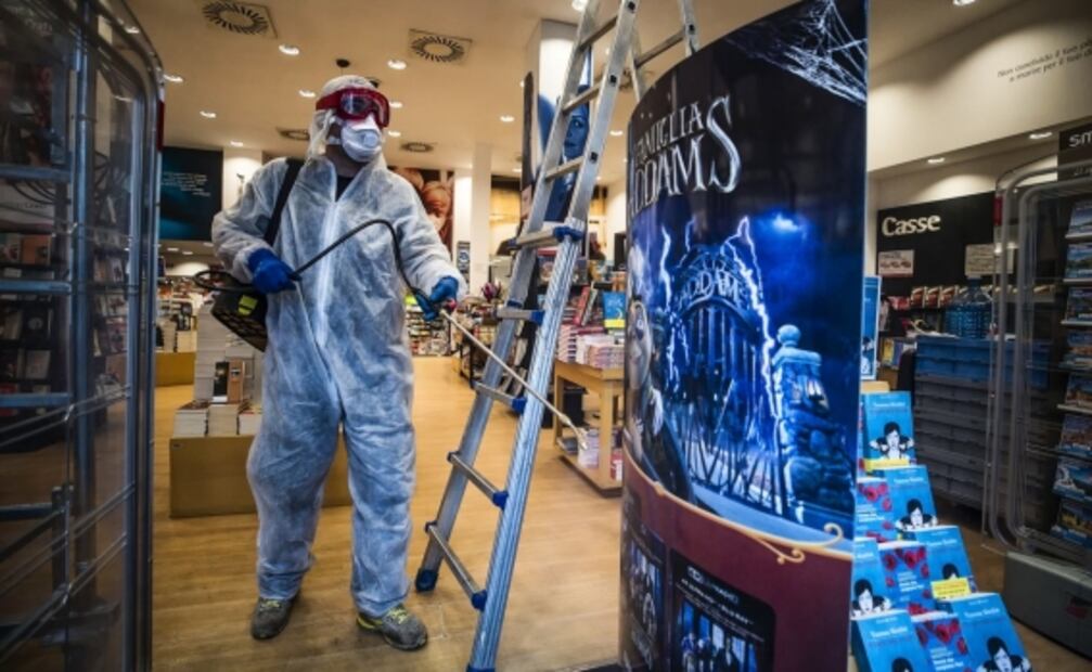 Reapertura de librerías durante confinamiento divide en Italia