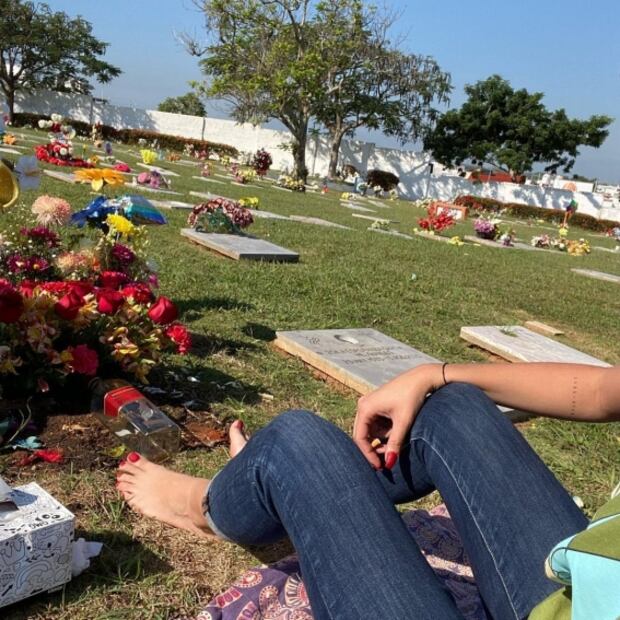 Novia de Octavio Ocaña lo visita en el panteón: "Ahora me tocó venir a verte de la peor forma"