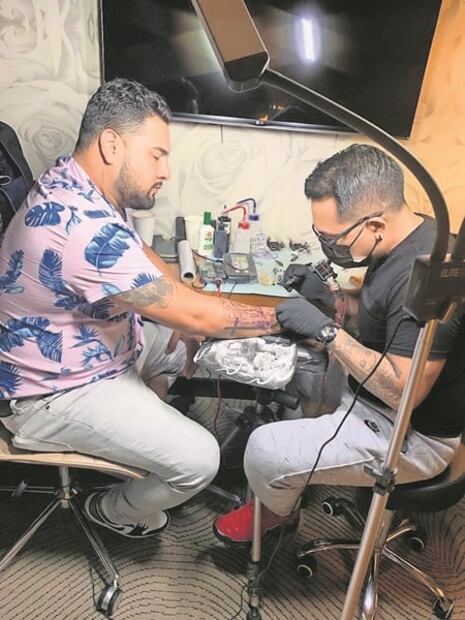 Tatúa a famosos y cumple sueño americano