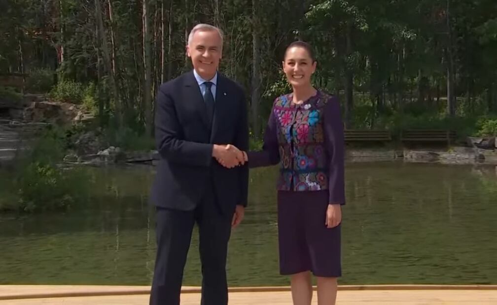 Mark Carney, primer ministro de Canadá, y Claudia Sheinbaum, presidenta de México, en la Cumbre G7 el 17 de junio de 2025. Foto: Especial