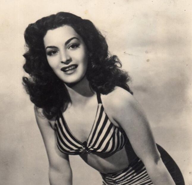 1945 | ENTRADA AL CINE
A los 14 años ganó un concurso de belleza y obtuvo un papel en "El sexo fuerte".