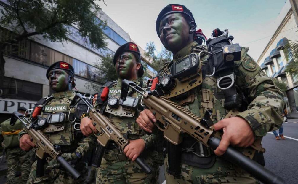 Integrantes de diversos grupos del Ejército Nacional, se alistan para el comienzo del Desfile. Foto: Luis Camacho / EL UNIVERSAL.