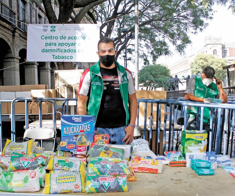 Las personas acudieron a dejar comida y productos de higiene en el primer día de apertura de los centros de acopio. ESPECIAL