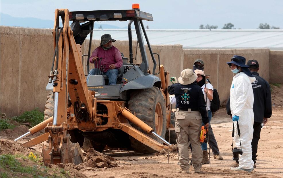 Elementos del Instituto Jalisciense de Ciencias Forenses y colectivos de buscadores trabajan en la zona de Las Agujas, en Zapopan, el 8 de julio de 2025. Foto: AFP
