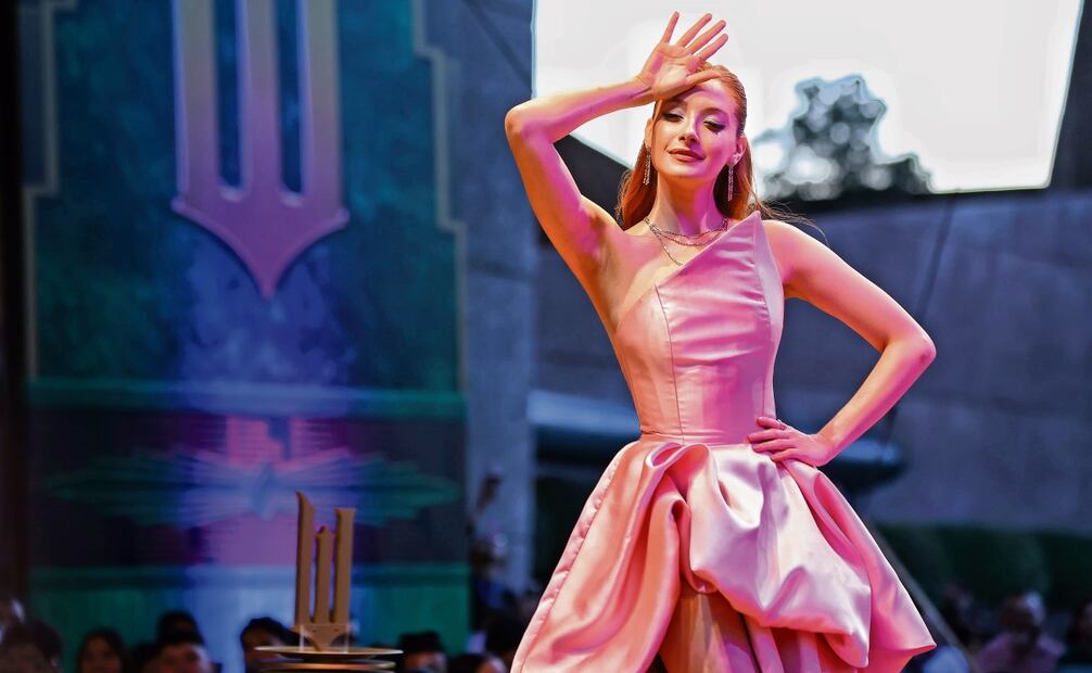 Ceci de la Cueva llevó un atuendo inspirado en su personaje (Glinda), un vestido largo de color rosa. Foto: Fernanda Rojas | El Universal