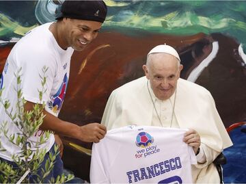 Ronaldinho y el Papa Francisco presentaron el 'Partido por la Paz'