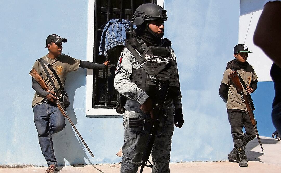 Un integrante de la Guardia Nacional (GN) de México resguarda la comunidad de Ayahualtempa, en el sureño estado de Guerrero (México), donde niños de entre 11 y 15 años han tomado las armas para unirse a los grupos de autodefensa contra el crimen organizado que azota a la región. Foto: José Luis de la Cruz | EFE
