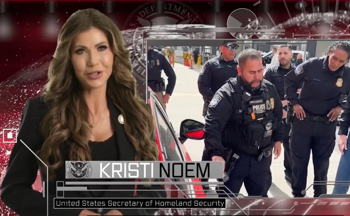 La secretaria de Seguridad Nacional de EU, Kristi Noem, en un spot publicitario invitando a los migrantes a autodeportarse a través de CPB Home. Foto: Captura