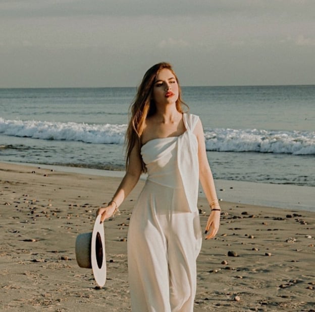 La hermana de Christian Nodal roba suspiros en bikini tie-dye 