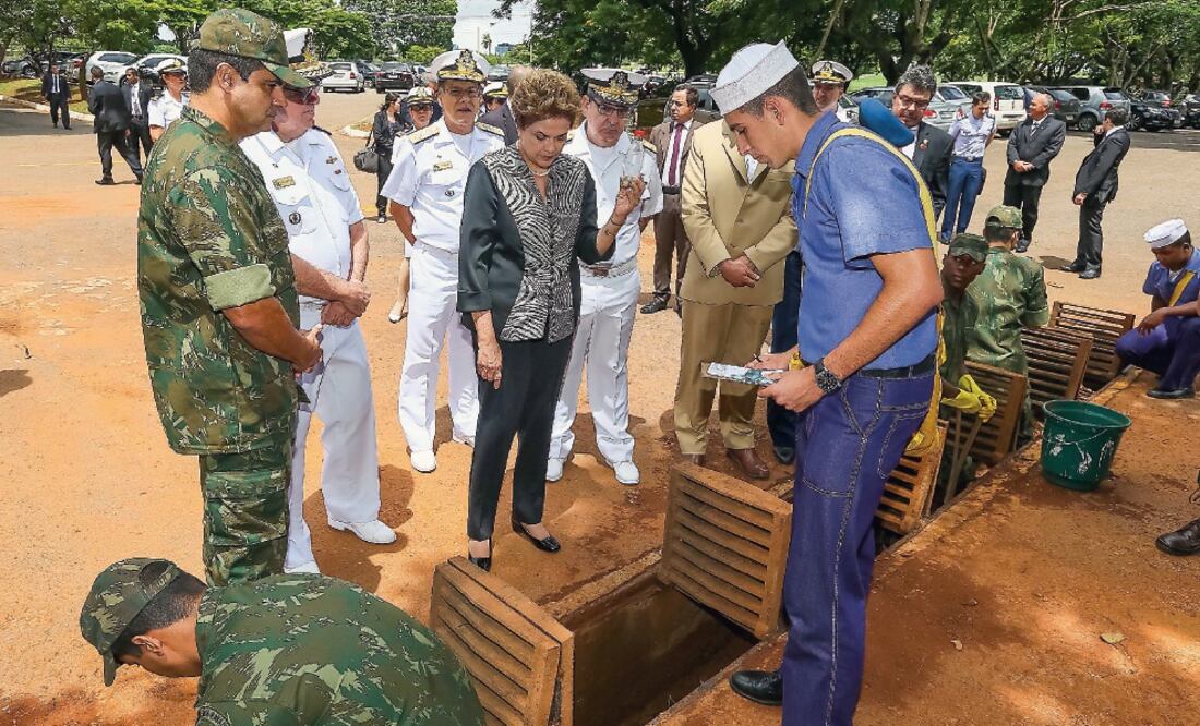 La presidenta Dilma Rousseff (centro), durante una visita ayer, en Brasilia, al Cuerpo de Fusileros Navales, en el día de movilización del gobierno para combatir los posibles focos de larvas del mosquito Aedes aegypti (ROBERTO STUCKERT FILHO. EFE)